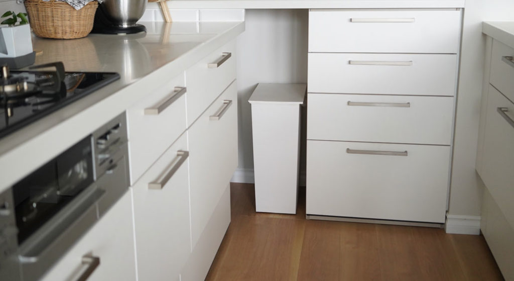 システムキッチンの角に生まれるデッドスペースはゴミ箱の収納スペースに