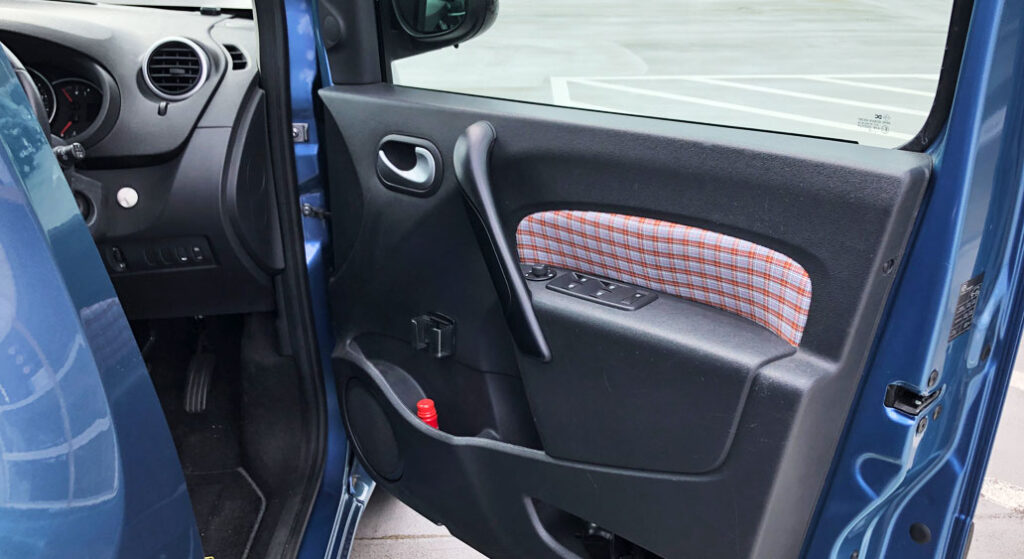 ルノーカングーの内装カスタム 運転席と助手席ドアの内張りの模様替え3