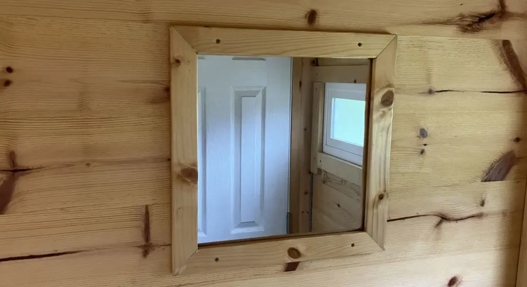 くれあそびトレーラーハウス内の鏡