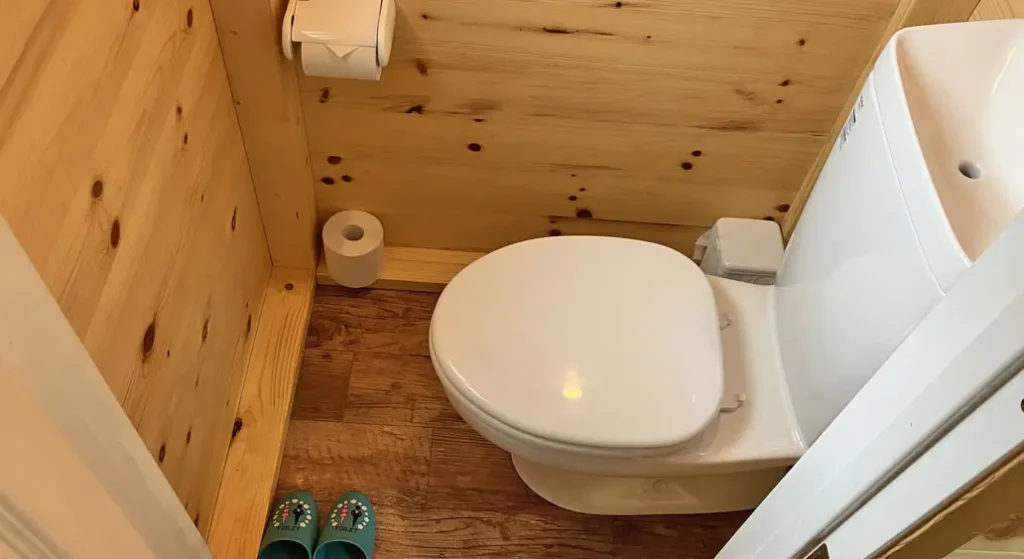 くれあそびトレーラーハウス内のトイレ