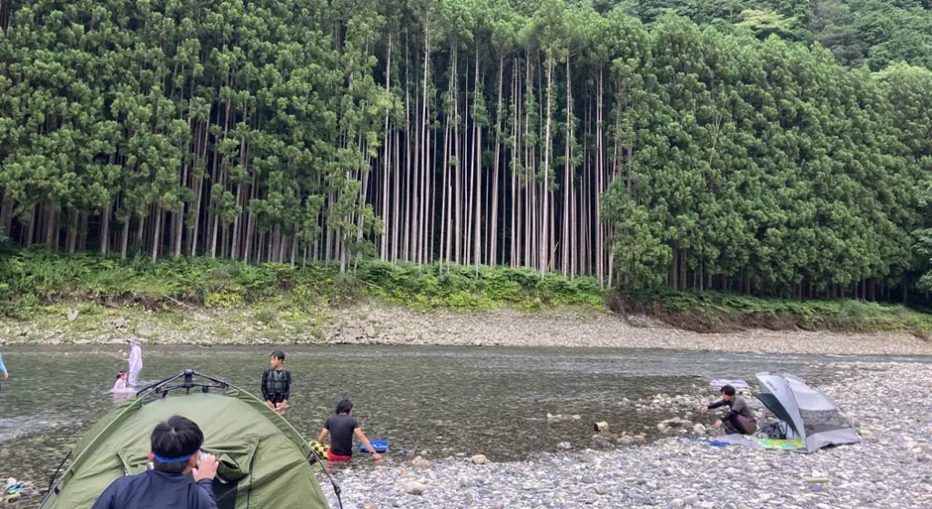 くれあそびの裏にある小川