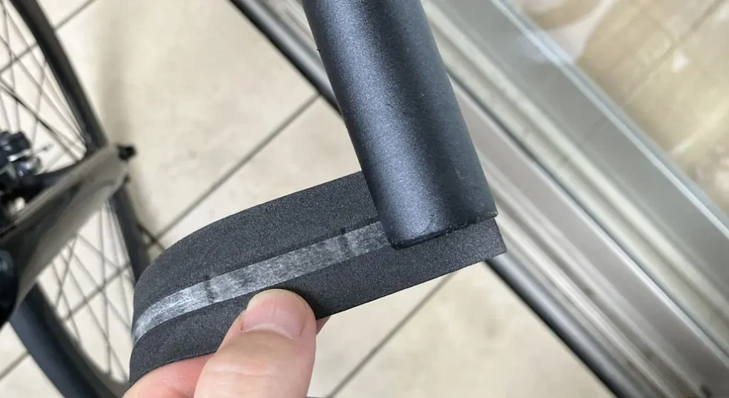 Tern Surgeのバーテープ交換-ハンドルの先端からバーテープを巻いていく