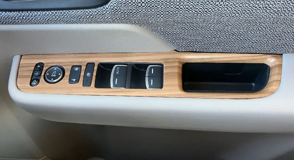ステップワゴン e:HEV エアー EX 木目調パネルを貼り付けた運転席ウィンドウスイッチ