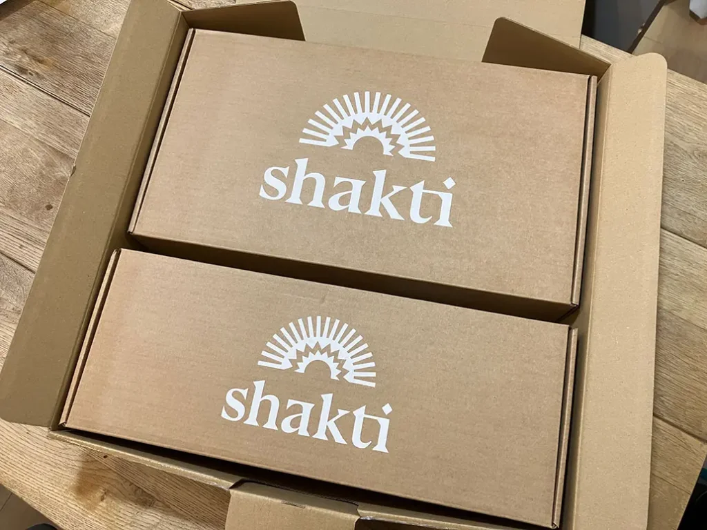 シャクティマットと枕のセットが入ったパッケージの様子