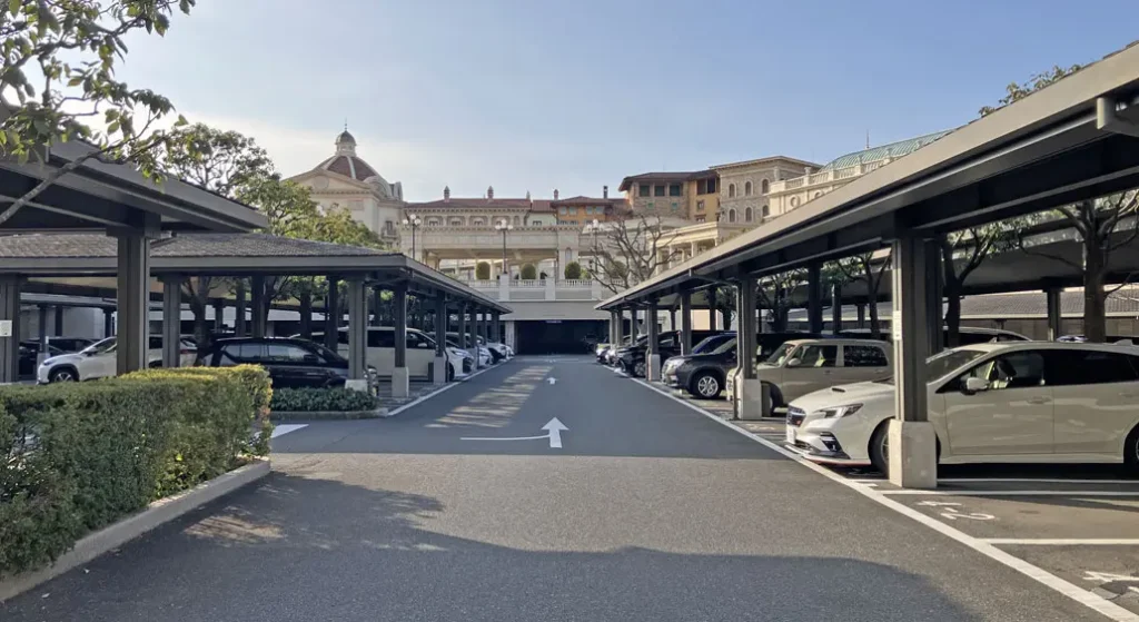 ミラコスタの平面駐車場の様子