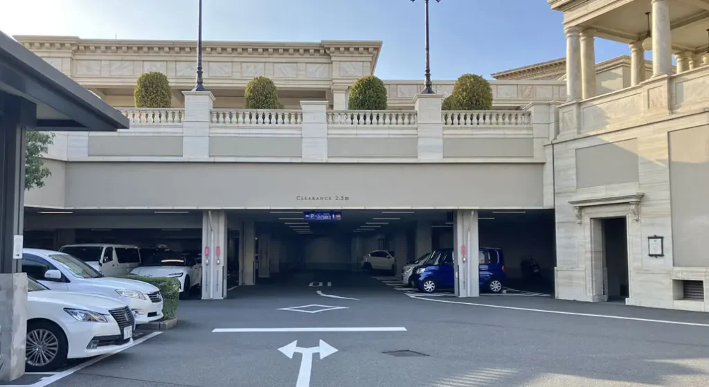 ディズニーシーホテルミラコスタの平面駐車場（屋内）の様子1