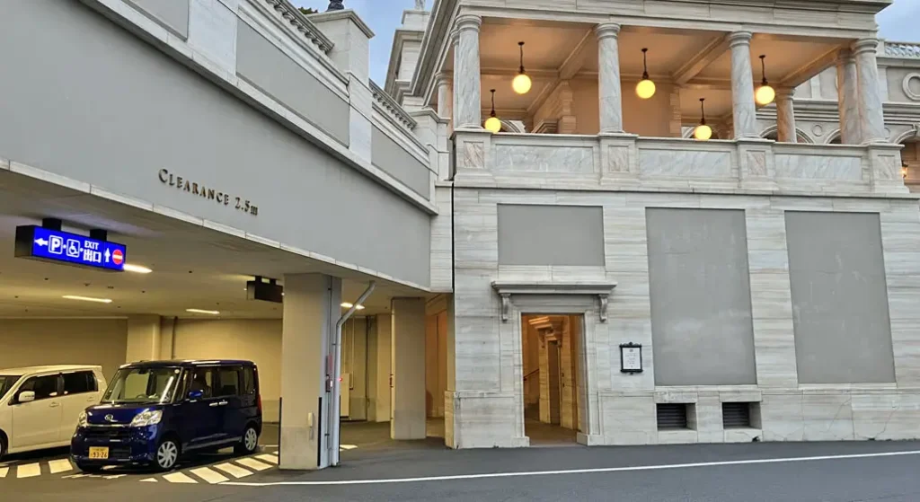 ディズニーシーホテルミラコスタの駐車場にあるエレベータの建物の様子