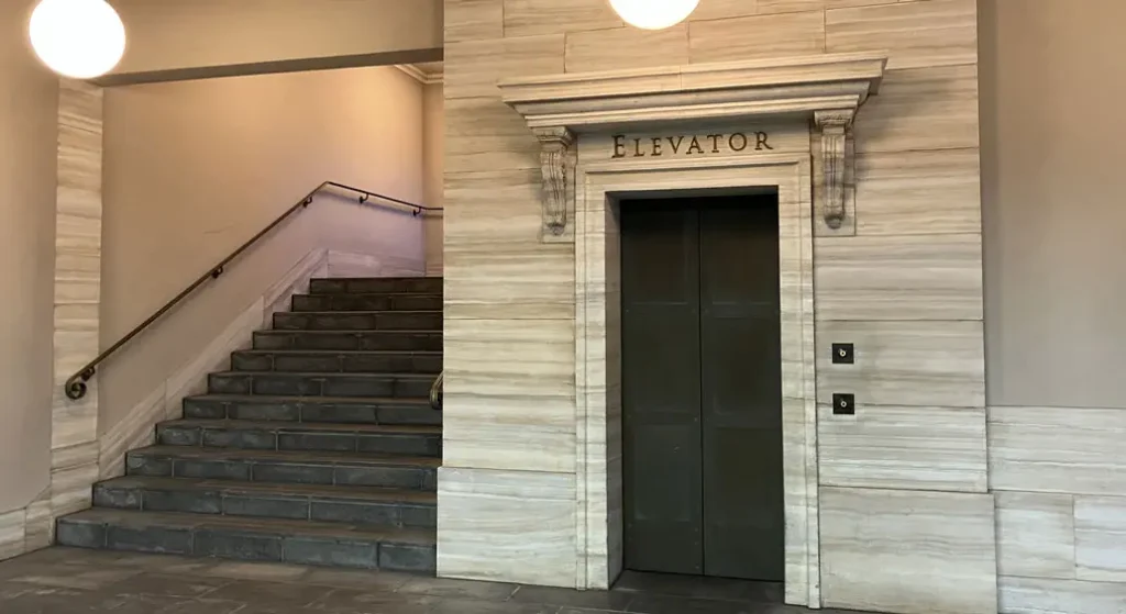 ディズニーシーホテルミラコスタの駐車場にあるエレベーターと階段の様子