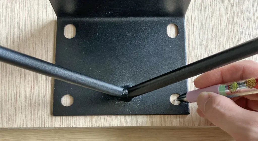 屋内用バスケットゴールを自作。ボードにリングを取り付ける位置決め。