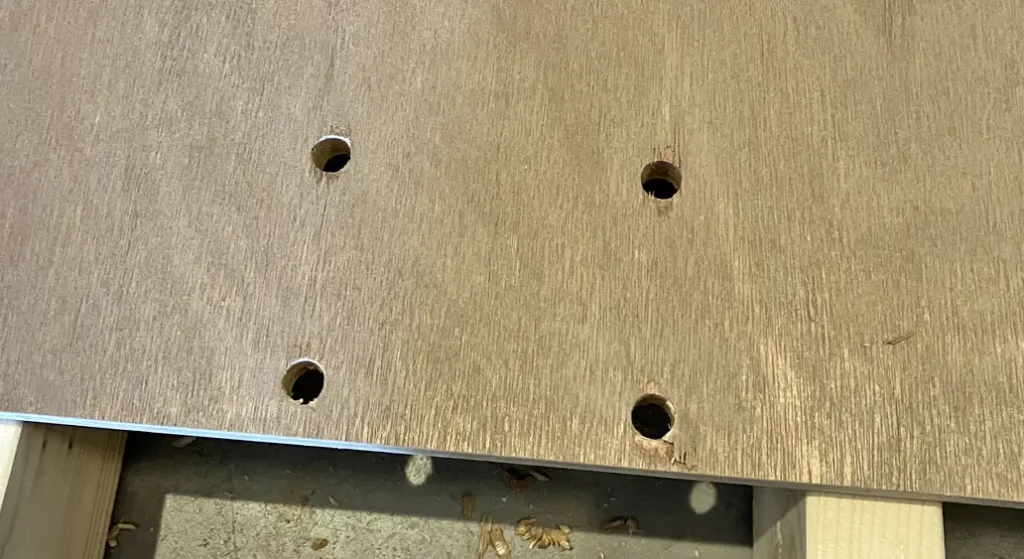 屋内用バスケットゴールを自作。リング取付のための穴を開けたところ。