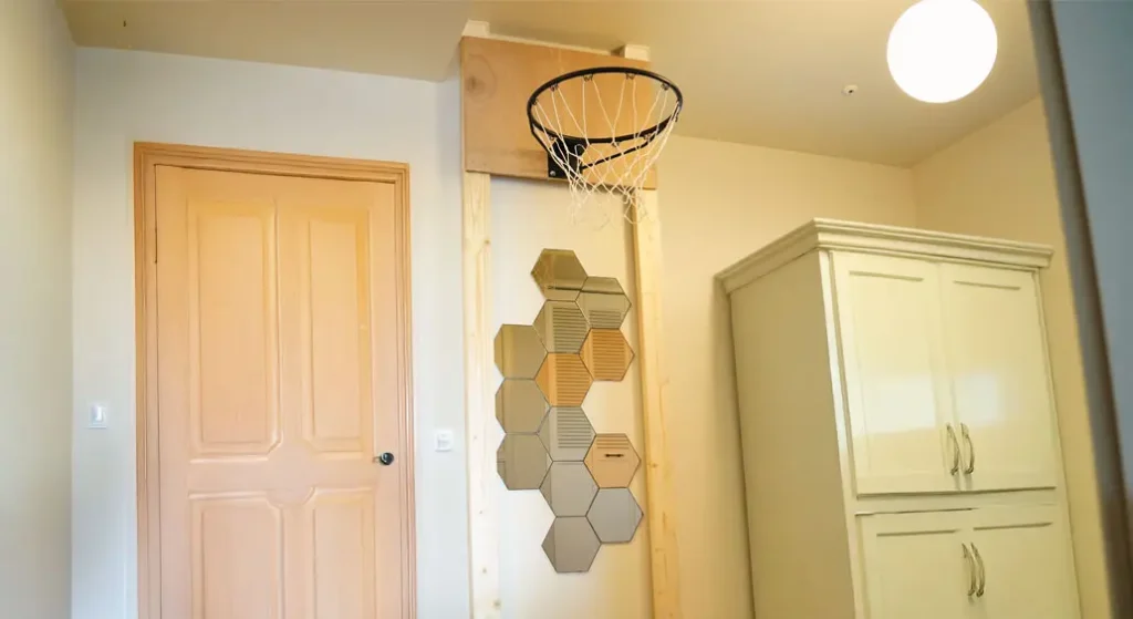 屋内用バスケットゴールを自作。完成品を取り付けた様子。